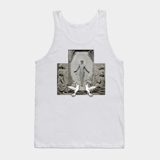 Jesus Christ is resurrected and under heaven seen by his apostles Tank Top